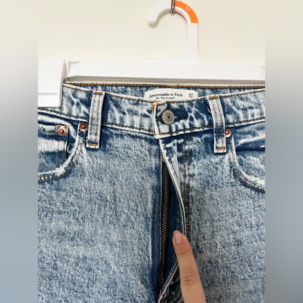 Abercrombie & Fitch The 90sStraight Ultra High Rise Jeans in an acid wash finish - Picture 7 of 11